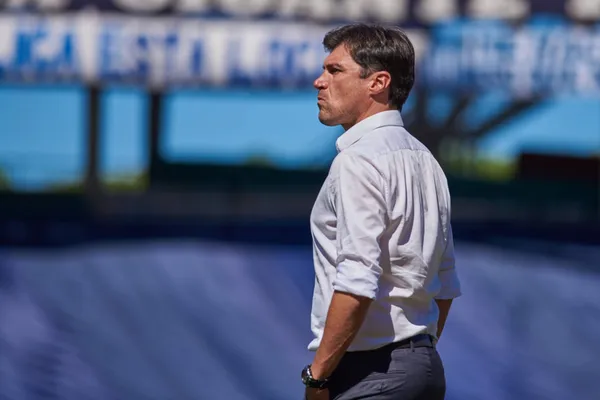 Internacional de Porto Alegre se suma al interés del Ciclón por el entrenador uruguayo.