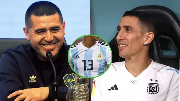 Juan Román Riquelme sonríe dando una conferencia, y Di María hace lo mismo en el banco de suplentes.