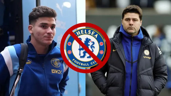 Julián Álvarez bajando del micro de Manchester City