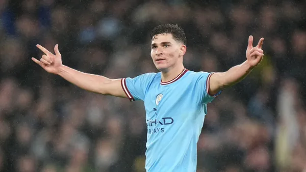 Julián Álvarez festejando a lo Spiderman