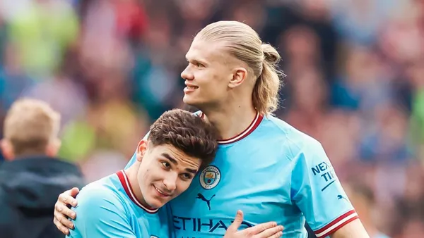 Julián Álvarez junto a Erling Haaland