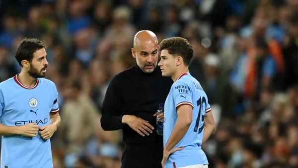 Julián Álvarez y Pep Guardiola.