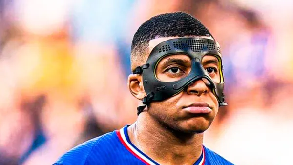 Kylian Mbappé con su máscara