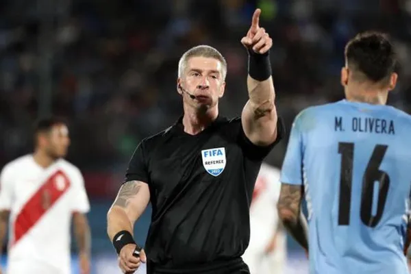 La Federación peruana denunciará ante la FIFA al juez del partido en Montevideo, protagonista de una jugada muy polémica.