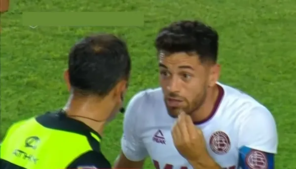 Lautaro Acosta, de Lanús, y Juan Insaurralde, de Independiente, fueron suspendidos por episodios de indisciplina en un partido de fútbol.