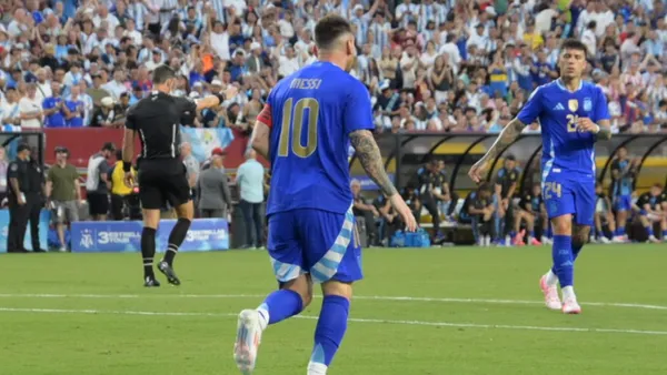 Lionel Messi con la camiseta suplente de Argentina.