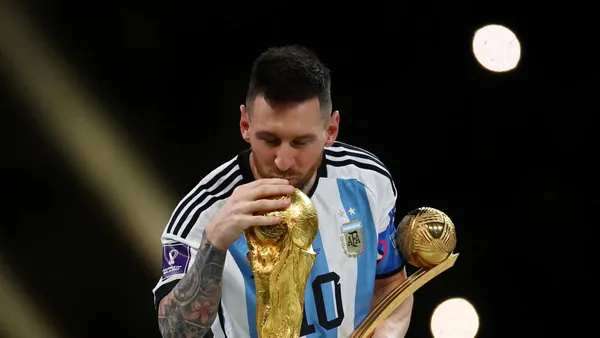 Lionel Messi con la Copa del Mundo