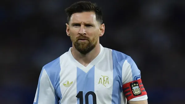 Lionel Messi, portando la cinta de capitán (Bolavip)