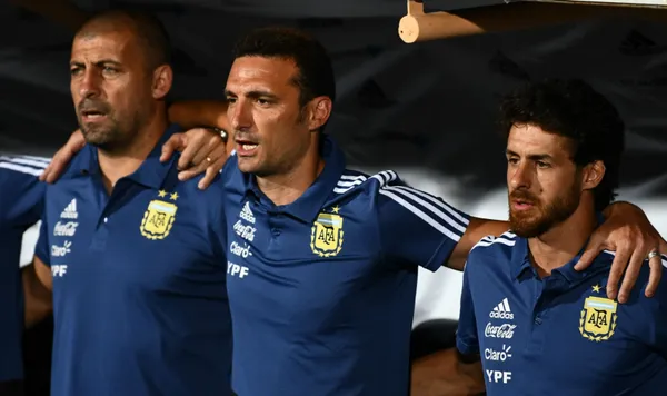 Lionel Scaloni, Pablo Aimar y Walter Samuel cantando el himno de Argentina.