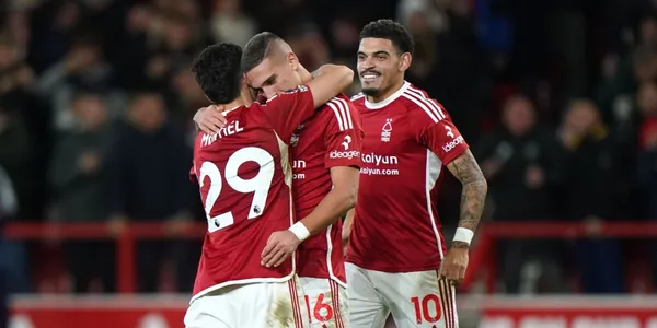 Los argentinos se combinaron para el 1-0 de Nottingham Forest sobre el United.