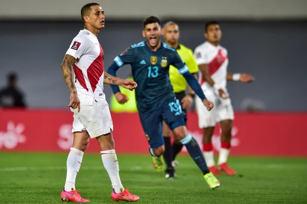 Los defensores centrales de la Selección Argentina festejaron en la cara del peruano luego de que fallara su remate desde los 12 pasos.