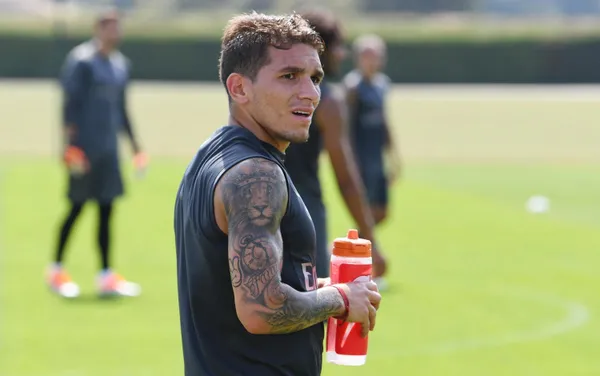 Lucas Torreira apareció en redes sociales con una camiseta del Xeneize.