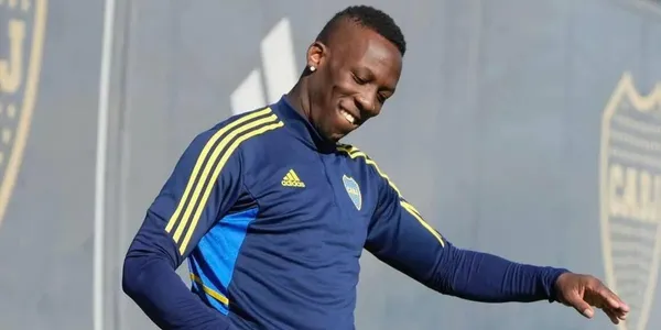Luis Advíncula riéndose en Boca.