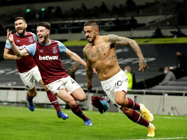 Manuel Lanzini le dio una alegría a su equipo entrando desde el banco de suplentes.