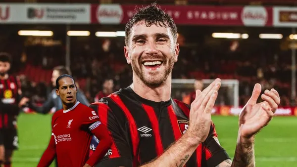 Marcos Senesi y Virgil Van Dijk.