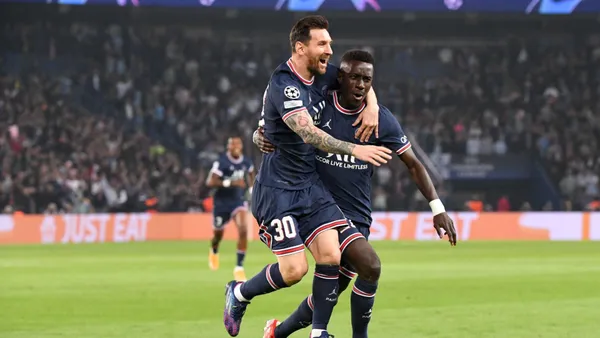 Messi bromeaba con Gueye en PSG