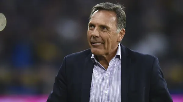 Miguel Ángel Russo atento al partido de Inter contra flamengo.