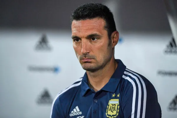 Mirá a cuál ídolo le pidió ayuda Lionel Scaloni para no pasar más papelones con la Selección Argentina.