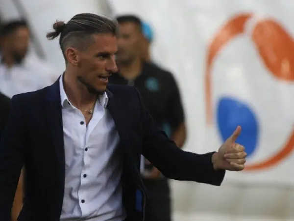 Muchos aficionados de Racing Club de Avellaneda no entienden la decisión de Sebastián Beccacece de no poner de titulares juntos a Lorenzo Melgarejo y Benjamín Garré.