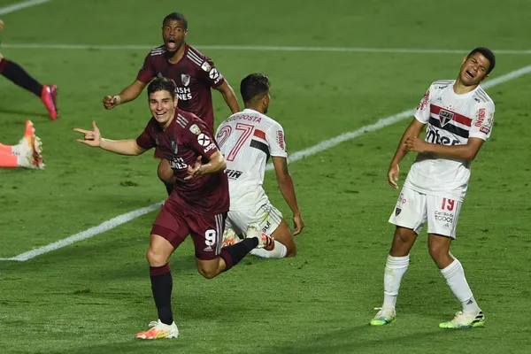 Muchos medios han comparado a Julián Álvarez con Javier Saviola, recordando el desempeño de los dos jugadores.