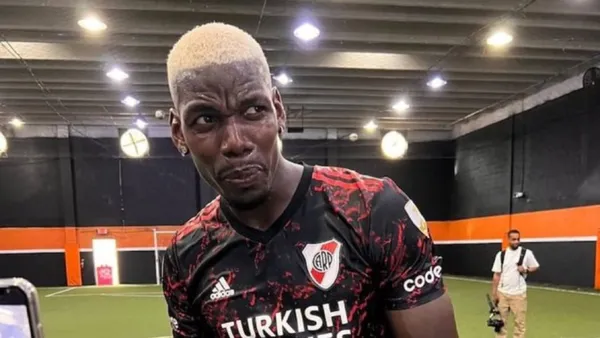 Pogba posa con una camiseta de River (@Paulpogba).