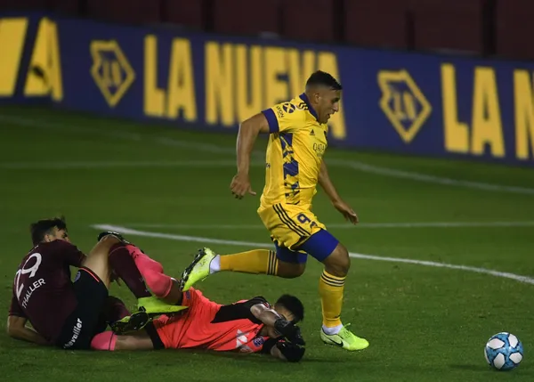 Ramón Ábila ha demostrado con goles que merece la titularidad en el equipo, pero tiene un enorme impedimento de por medio para obtener este puesto.