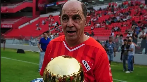 Ricardo Bochi con una Copa Intercontinental en sus manos.