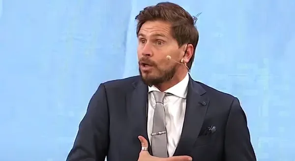 Sebastián Vignolo dialogó previo al inicio del partido entre Boca y San Lorenzo con el presidente Jorge Ameal, y este último confesó a que equipo iba ver de chico el periodista ¿Para quién hinchaba el Pollo cuando no era conocido? Toda la información acá.