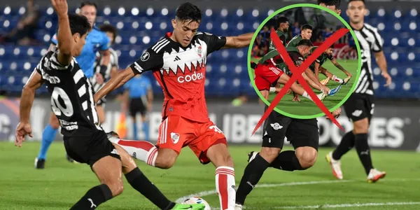 Solari con su gol y los jugadores de River.