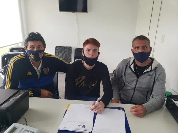 Tiene 16 años y es oriundo de la ciudad de 25 de Mayo, hace 7 juega en las inferiores y también es parte de las selecciones menores.