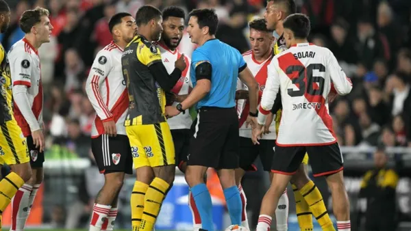 Una acción de juego entre River Plate vs Deportivo Táchira.
