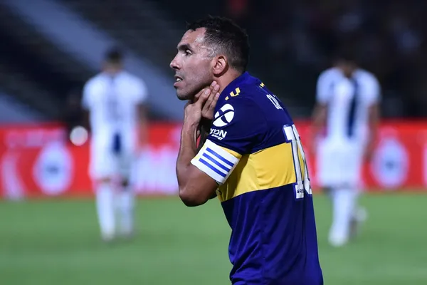 Uno de los titulares que ha demostrado ser uno de los mejores en el Club Atlético Boca Juniors reveló que es constantemente corregido por Carlos Tévez.
