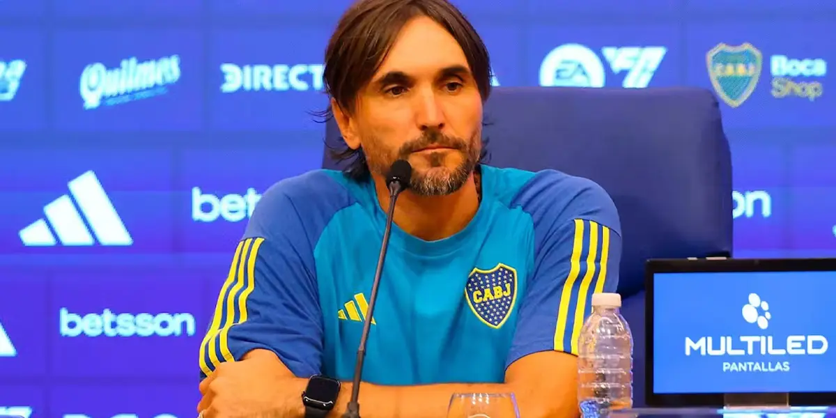 Diego Martínez en conferencia de prensa con el atuendo de Boca.