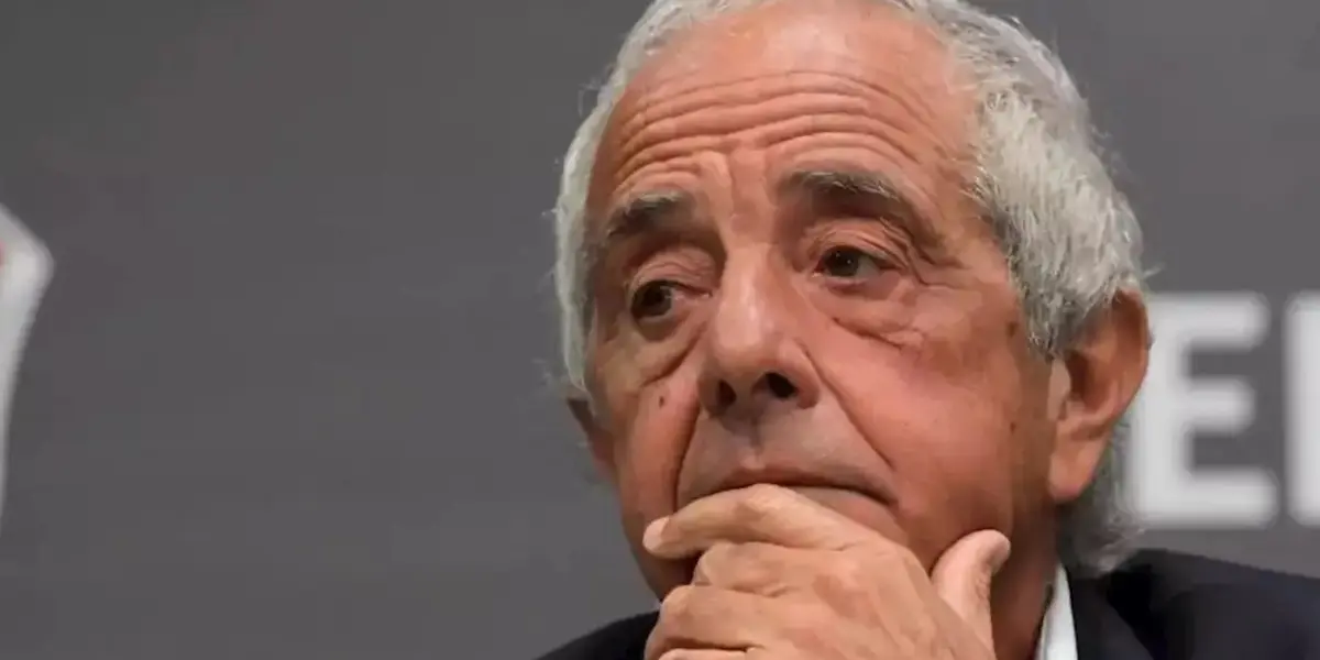 D'onofrio se toma el rostro.