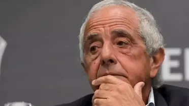 D'onofrio se toma el rostro.