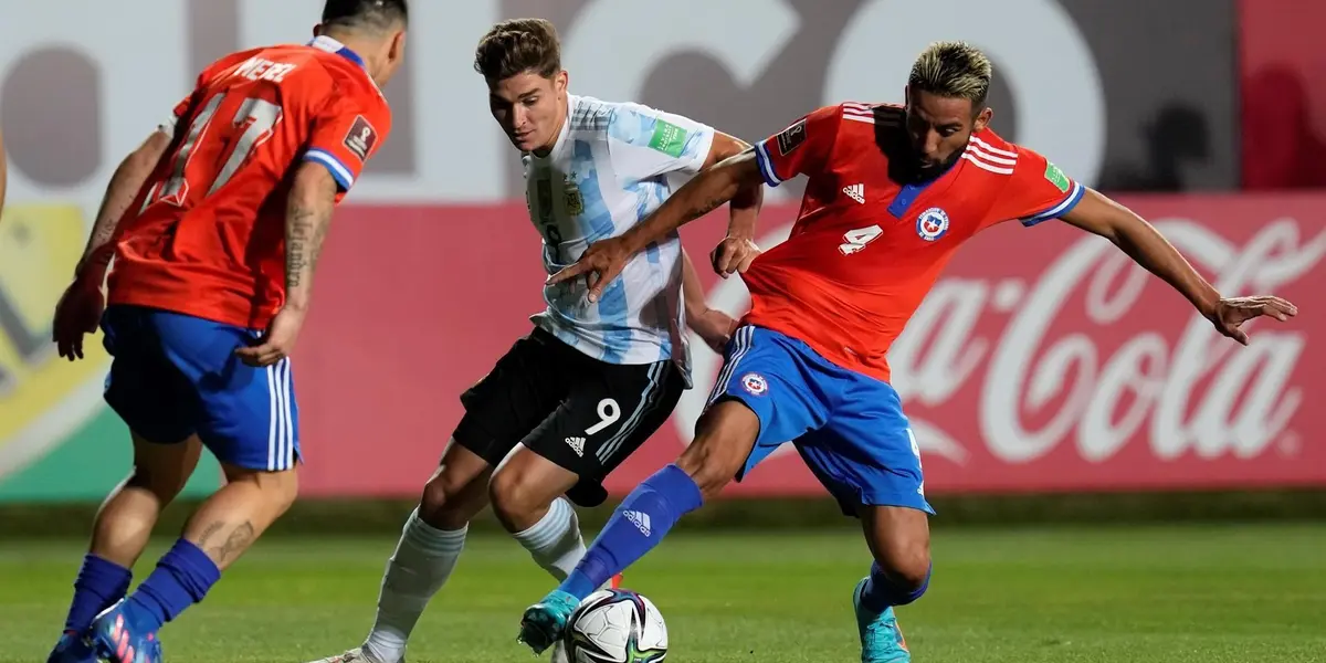 El defensor de la selección chilena fue durísimo contra los jugadores argentinos luego de que el hombre del Atlético de Madrid explicara lo que tuvieron que padecer en su llegadas a Calama. 
