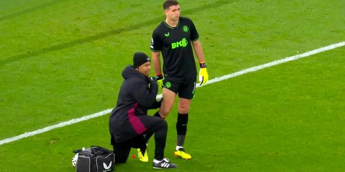 Emiliano Martínez es atendido por el equipo médico de Aston Villa en el partido frente a Chelsea.