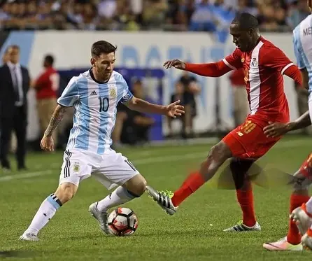 Messi y Tejada.