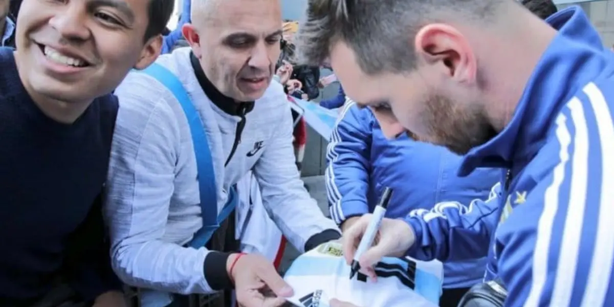 Messi firmando casacas