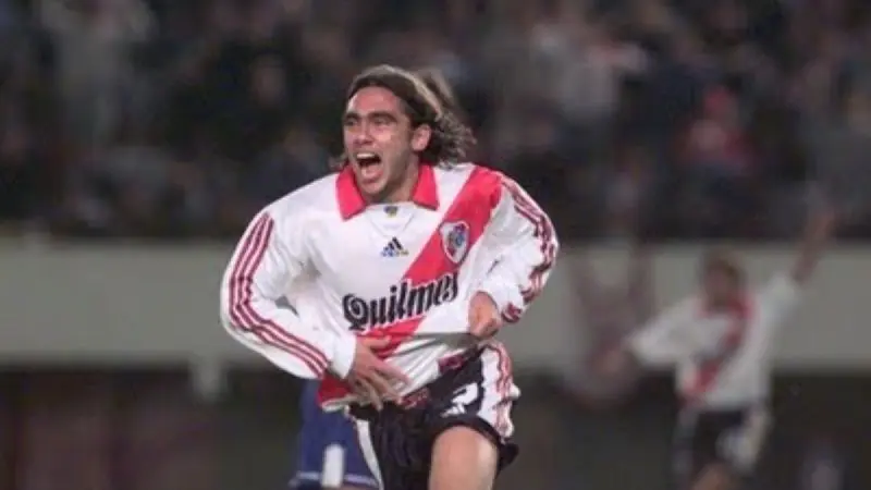 Mirá qué fue de la vida del jugador que estaba llamado a ser el nuevo Juan Pablo Sorín y que fue vendido por River Plate a cambio de una fortuna, pero que ahora está en una liga de retirados.
