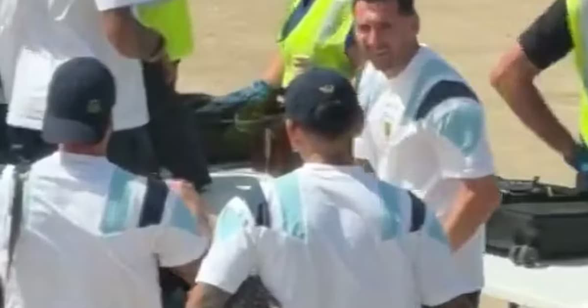 Messi se divierte en el aeropueto.