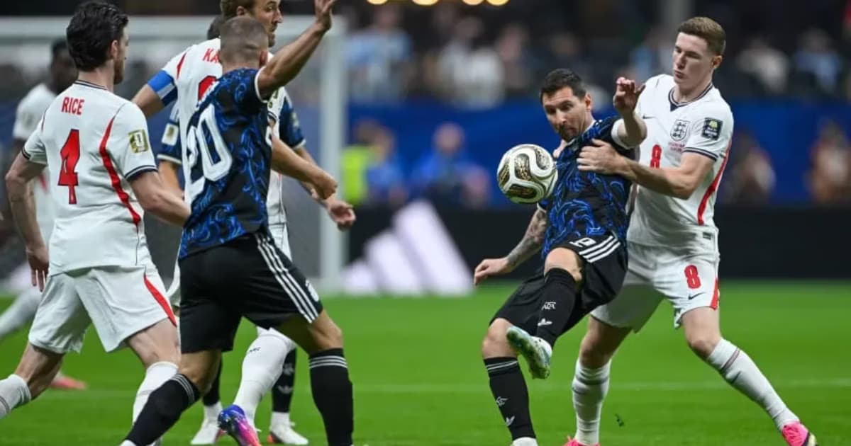 Inglaterra apunta contra Argentina.