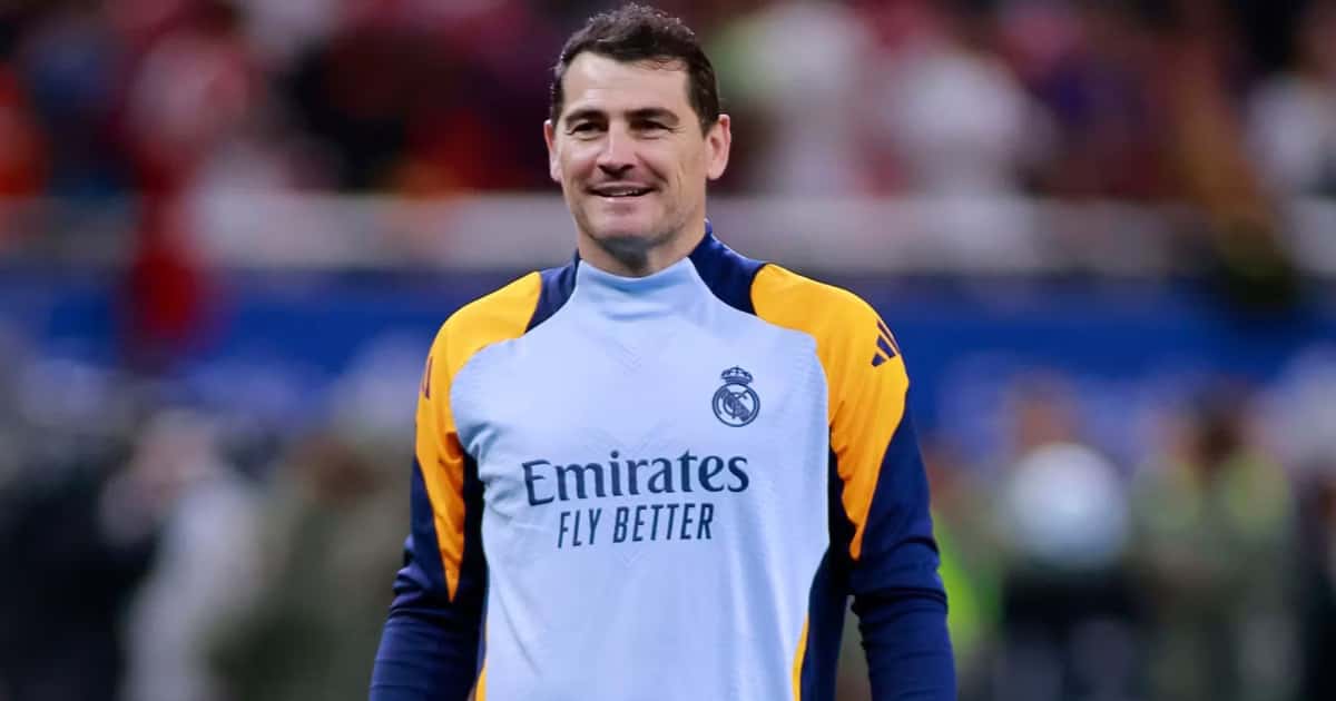 Iker sorprende con postura.