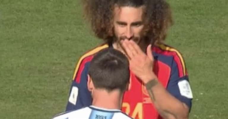 La imagen que indigna a Argentina: Cucurella se tapó la boca frente a Messi y no vio la roja