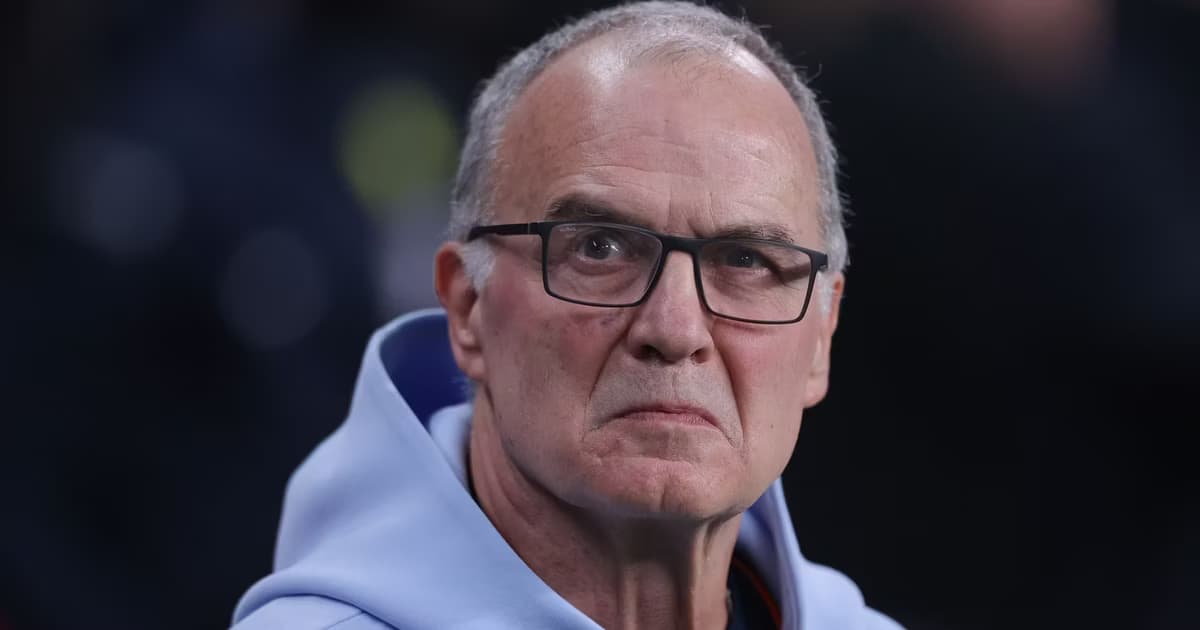 Bielsa apoyado por un jugador uruguayo.