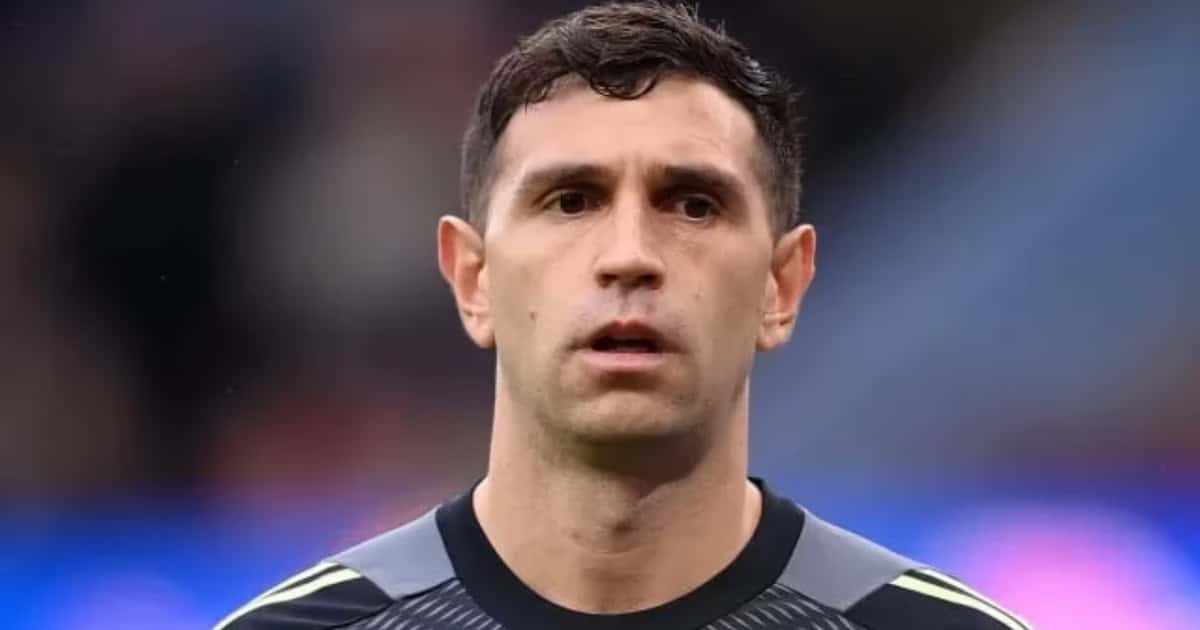 Dibu Martínez brilla en Champions.