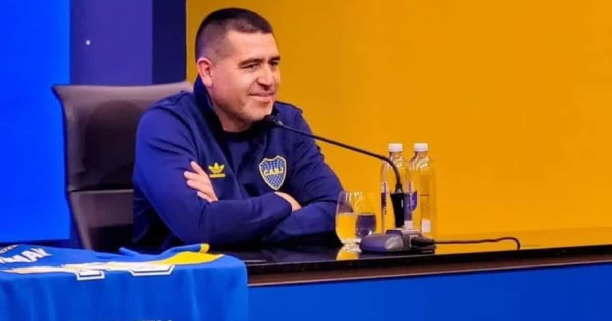 Riquelme negocia por fichajes.