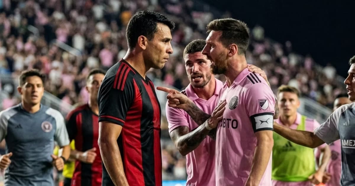 Fuerte cruce de Messi con Junior Alonso.