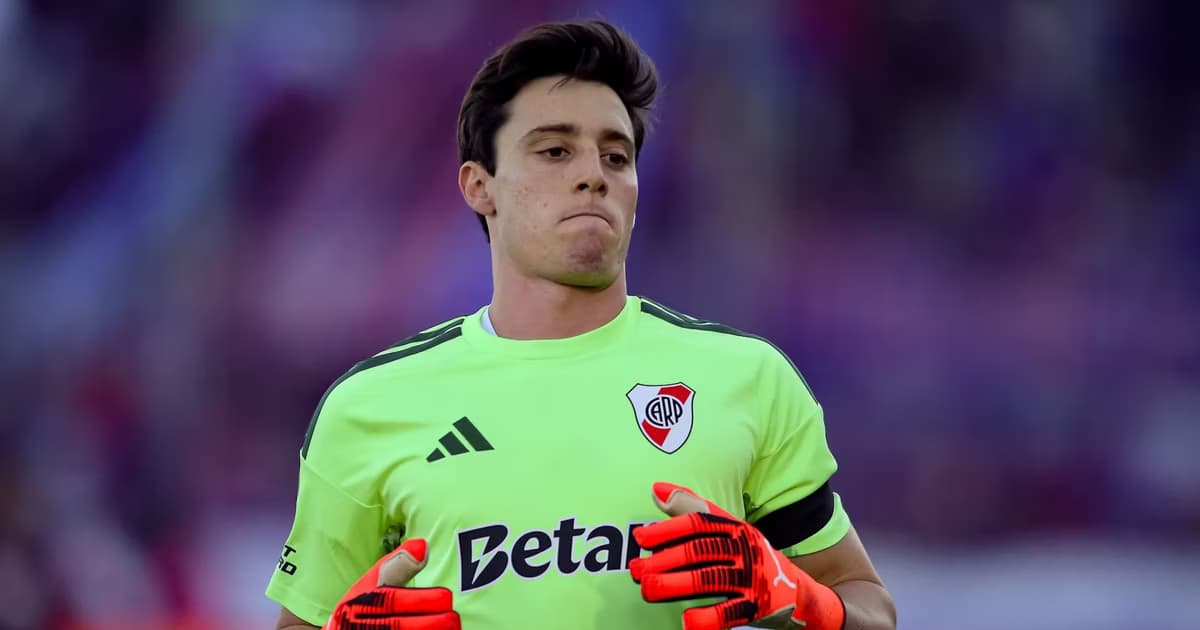 River busca arquero.