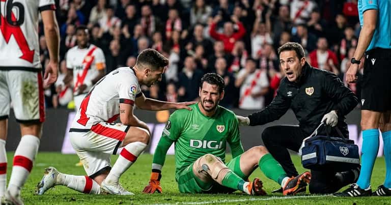 Augusto Batalla sufrió una fractura de tibia en Rayo Vallecano y podría volver recién en 2027